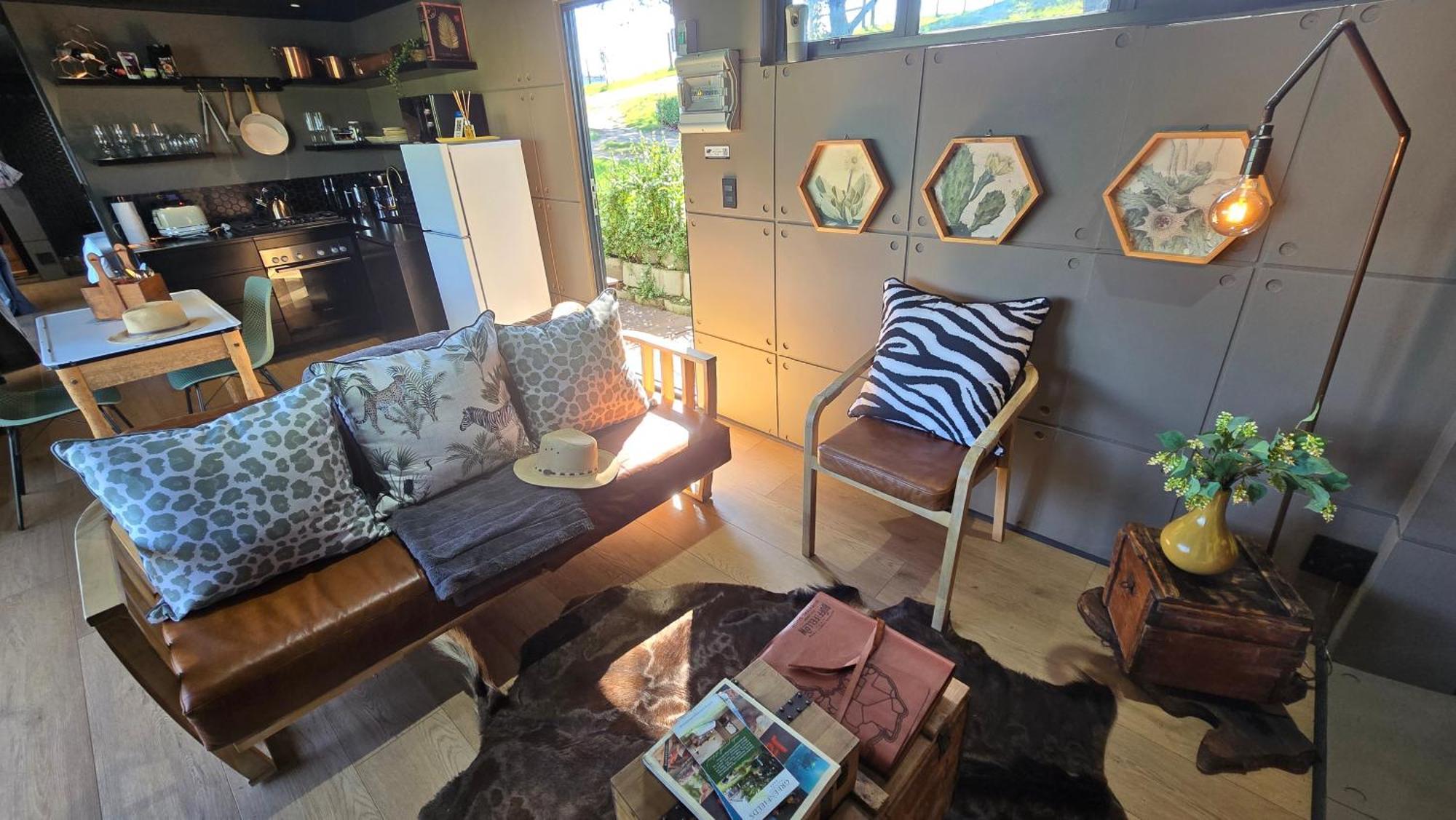 Buff & Fellow Eco Cabins George Luaran gambar