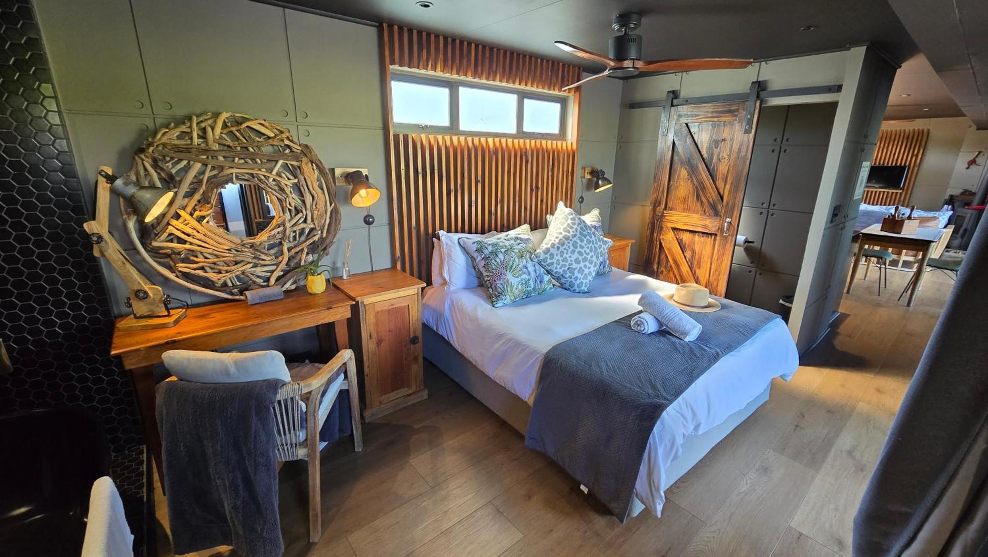 Buff & Fellow Eco Cabins George Luaran gambar