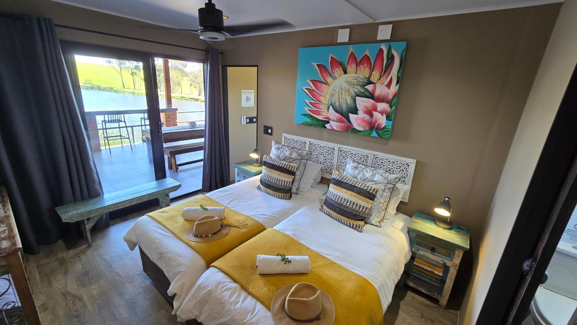 Buff & Fellow Eco Cabins George Luaran gambar