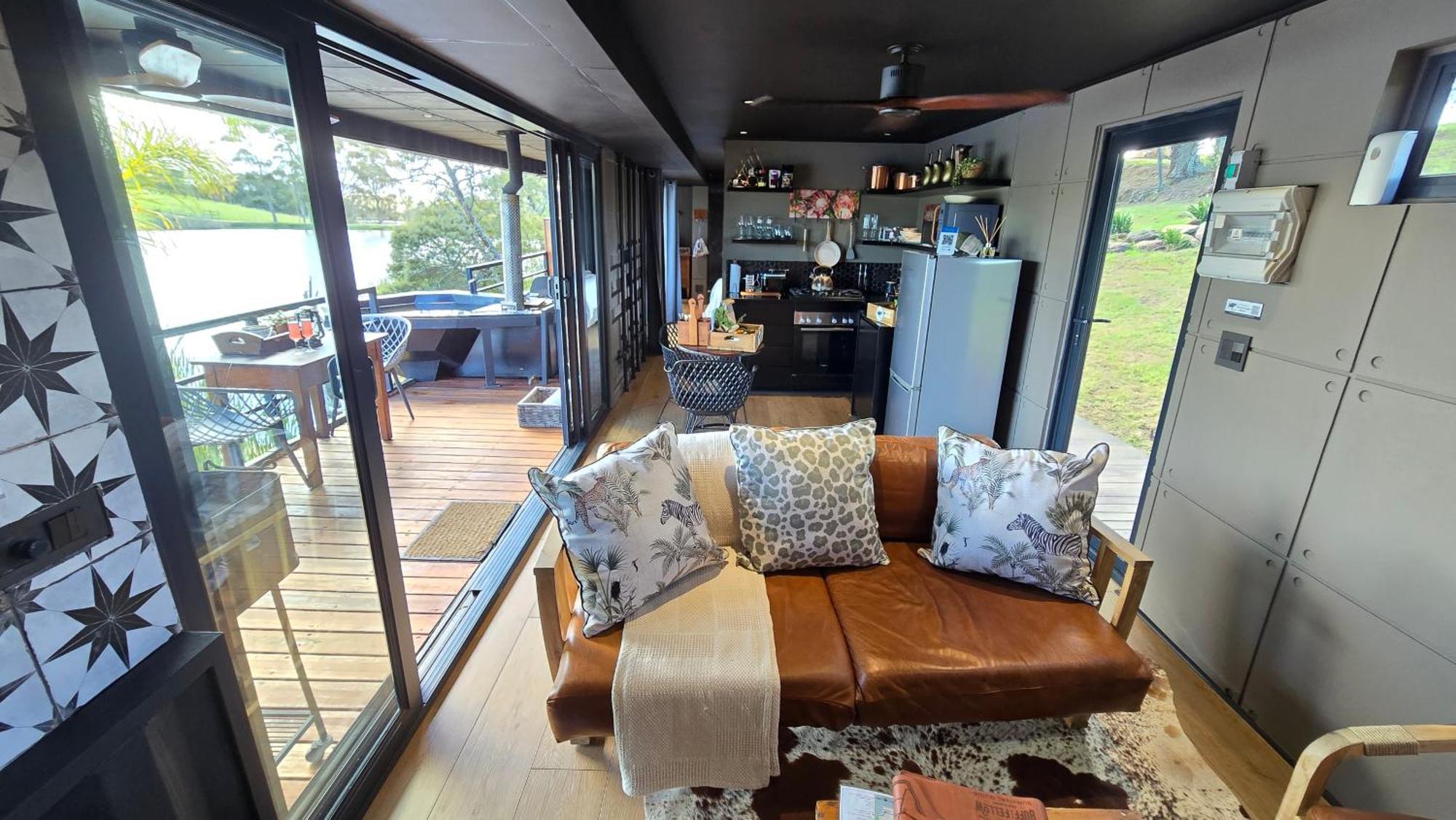 Buff & Fellow Eco Cabins George Luaran gambar